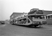 167012 Afbeelding van het vervoer per trein van Fiat's naar de firma Leonard Lang (importeur Fiat) te Amsterdam (bij ...